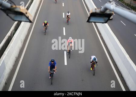 Un utente di bici da strada tenta di attraversare il Kampung Melayu-Rubber non-Toll Flyover, Jakarta il 6 giugno 2021. Il Governo Provinciale (Pemrov) di Giacarta ha fatto una regola di processo per il 3,7 km non-Toll Flyover (JLTN) verso Kampung Melayu-rubber come corsia speciale per i ciclisti di Road bike ogni fine settimana, La Politica di Flyover senza pedaggio (JLNT) per le bici da strada la bici non è per i ciclisti non-strada che è aperta dalle 5 alle 8 di mattina, in modo che i residenti possono godere di una strada tranquilla nel centro della città senza alcun disturbo da altri veicoli. (Foto di Dasril Roszandi/NurPhoto) Foto Stock
