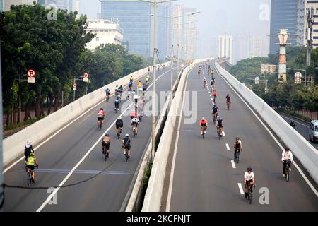 Un utente di bici da strada tenta di attraversare il Kampung Melayu-Rubber non-Toll Flyover, Jakarta il 6 giugno 2021. Il Governo Provinciale (Pemrov) di Giacarta ha fatto una regola di processo per il 3,7 km non-Toll Flyover (JLTN) verso Kampung Melayu-rubber come corsia speciale per i ciclisti di Road bike ogni fine settimana, La Politica di Flyover senza pedaggio (JLNT) per le bici da strada la bici non è per i ciclisti non-strada che è aperta dalle 5 alle 8 di mattina, in modo che i residenti possono godere di una strada tranquilla nel centro della città senza alcun disturbo da altri veicoli. (Foto di Dasril Roszandi/NurPhoto) Foto Stock