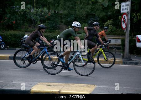 Un utente di bici da strada tenta di attraversare il Kampung Melayu-Rubber non-Toll Flyover, Jakarta il 6 giugno 2021. Il Governo Provinciale (Pemrov) di Giacarta ha fatto una regola di processo per il 3,7 km non-Toll Flyover (JLTN) verso Kampung Melayu-rubber come corsia speciale per i ciclisti di Road bike ogni fine settimana, La Politica di Flyover senza pedaggio (JLNT) per le bici da strada la bici non è per i ciclisti non-strada che è aperta dalle 5 alle 8 di mattina, in modo che i residenti possono godere di una strada tranquilla nel centro della città senza alcun disturbo da altri veicoli. (Foto di Dasril Roszandi/NurPhoto) Foto Stock