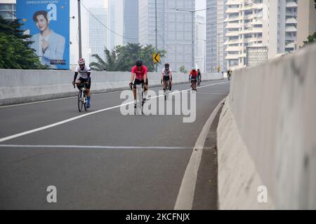 Un utente di bici da strada tenta di attraversare il Kampung Melayu-Rubber non-Toll Flyover, Jakarta il 6 giugno 2021. Il Governo Provinciale (Pemrov) di Giacarta ha fatto una regola di processo per il 3,7 km non-Toll Flyover (JLTN) verso Kampung Melayu-rubber come corsia speciale per i ciclisti di Road bike ogni fine settimana, La Politica di Flyover senza pedaggio (JLNT) per le bici da strada la bici non è per i ciclisti non-strada che è aperta dalle 5 alle 8 di mattina, in modo che i residenti possono godere di una strada tranquilla nel centro della città senza alcun disturbo da altri veicoli. (Foto di Dasril Roszandi/NurPhoto) Foto Stock