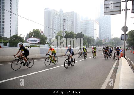 Un utente di bici da strada tenta di attraversare il Kampung Melayu-Rubber non-Toll Flyover, Jakarta il 6 giugno 2021. Il Governo Provinciale (Pemrov) di Giacarta ha fatto una regola di processo per il 3,7 km non-Toll Flyover (JLTN) verso Kampung Melayu-rubber come corsia speciale per i ciclisti di Road bike ogni fine settimana, La Politica di Flyover senza pedaggio (JLNT) per le bici da strada la bici non è per i ciclisti non-strada che è aperta dalle 5 alle 8 di mattina, in modo che i residenti possono godere di una strada tranquilla nel centro della città senza alcun disturbo da altri veicoli. (Foto di Dasril Roszandi/NurPhoto) Foto Stock