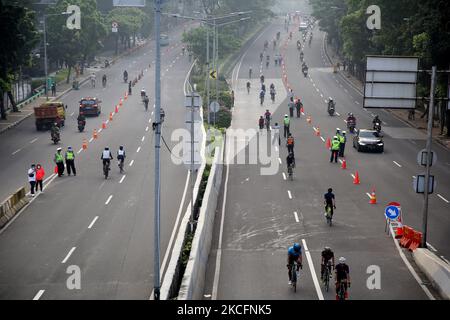 Un utente di bici da strada tenta di attraversare il Kampung Melayu-Rubber non-Toll Flyover, Jakarta il 6 giugno 2021. Il Governo Provinciale (Pemrov) di Giacarta ha fatto una regola di processo per il 3,7 km non-Toll Flyover (JLTN) verso Kampung Melayu-rubber come corsia speciale per i ciclisti di Road bike ogni fine settimana, La Politica di Flyover senza pedaggio (JLNT) per le bici da strada la bici non è per i ciclisti non-strada che è aperta dalle 5 alle 8 di mattina, in modo che i residenti possono godere di una strada tranquilla nel centro della città senza alcun disturbo da altri veicoli. (Foto di Dasril Roszandi/NurPhoto) Foto Stock