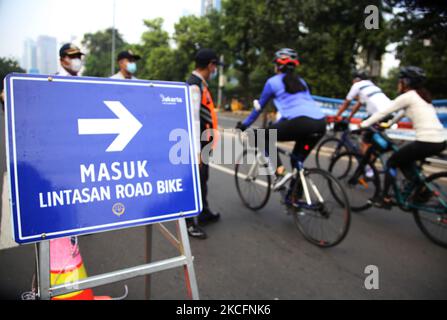 Un utente di bici da strada tenta di attraversare il Kampung Melayu-Rubber non-Toll Flyover, Jakarta il 6 giugno 2021. Il Governo Provinciale (Pemrov) di Giacarta ha fatto una regola di processo per il 3,7 km non-Toll Flyover (JLTN) verso Kampung Melayu-rubber come corsia speciale per i ciclisti di Road bike ogni fine settimana, La Politica di Flyover senza pedaggio (JLNT) per le bici da strada la bici non è per i ciclisti non-strada che è aperta dalle 5 alle 8 di mattina, in modo che i residenti possono godere di una strada tranquilla nel centro della città senza alcun disturbo da altri veicoli. (Foto di Dasril Roszandi/NurPhoto) Foto Stock