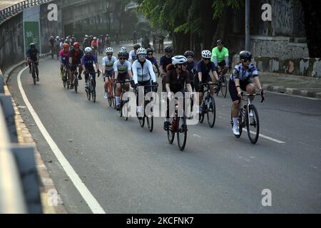 Un utente di bici da strada tenta di attraversare il Kampung Melayu-Rubber non-Toll Flyover, Jakarta il 6 giugno 2021. Il Governo Provinciale (Pemrov) di Giacarta ha fatto una regola di processo per il 3,7 km non-Toll Flyover (JLTN) verso Kampung Melayu-rubber come corsia speciale per i ciclisti di Road bike ogni fine settimana, La Politica di Flyover senza pedaggio (JLNT) per le bici da strada la bici non è per i ciclisti non-strada che è aperta dalle 5 alle 8 di mattina, in modo che i residenti possono godere di una strada tranquilla nel centro della città senza alcun disturbo da altri veicoli. (Foto di Dasril Roszandi/NurPhoto) Foto Stock