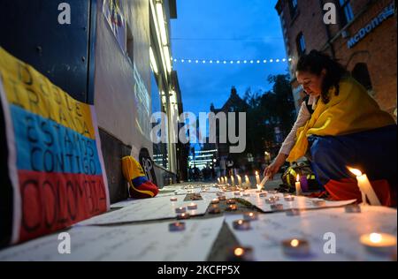 Un membro della Diaspora colombiana a Dublino accende una candela durante la veglia a lume di candela per la Colombia protesta tenutasi al Temple Bar a Dublino. Domenica 6 giugno 2021 a Dublino, Irlanda. (Foto di Artur Widak/NurPhoto) Foto Stock