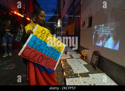 Un membro della Diaspora colombiana a Dublino ha un cartello con la scritta "From Ireland We are with You Colombia" durante la veglia a lume di candela per la Colombia protesta tenutasi al Temple Bar a Dublino. Domenica 6 giugno 2021 a Dublino, Irlanda. (Foto di Artur Widak/NurPhoto) Foto Stock