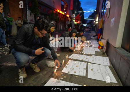 I membri della Diaspora colombiana a Dublino candele leggere durante la veglia a lume di candela per la Colombia protesta tenutasi al Temple Bar a Dublino. Domenica 6 giugno 2021 a Dublino, Irlanda. (Foto di Artur Widak/NurPhoto) Foto Stock