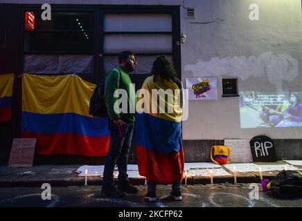 Membri della Diaspora colombiana a Dublino durante la veglia a lume di candela per la Colombia protesta tenutasi al Temple Bar a Dublino. Domenica 6 giugno 2021 a Dublino, Irlanda. (Foto di Artur Widak/NurPhoto) Foto Stock