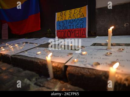 Candele lasciate dai membri della Diaspora colombiana a Dublino durante la veglia a lume di candela per la protesta della Colombia tenutasi al Temple Bar a Dublino. Domenica 6 giugno 2021 a Dublino, Irlanda. (Foto di Artur Widak/NurPhoto) Foto Stock