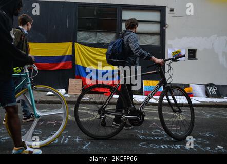 I passanti leggono i messaggi lasciati dai membri della Diaspora colombiana che si preparano alla veglia a lume di candela per la protesta della Colombia tenutasi al Temple Bar di Dublino. Domenica 6 giugno 2021 a Dublino, Irlanda. (Foto di Artur Widak/NurPhoto) Foto Stock