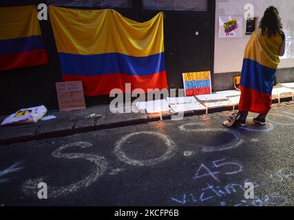 Un membro della Diaspora colombiana a Dublino durante la veglia a lume di candela per la Colombia protesta tenutasi al Temple Bar a Dublino. Domenica 6 giugno 2021 a Dublino, Irlanda. (Foto di Artur Widak/NurPhoto) Foto Stock