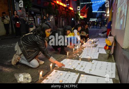 I membri della Diaspora colombiana a Dublino candele leggere durante la veglia a lume di candela per la Colombia protesta tenutasi al Temple Bar a Dublino. Domenica 6 giugno 2021 a Dublino, Irlanda. (Foto di Artur Widak/NurPhoto) Foto Stock