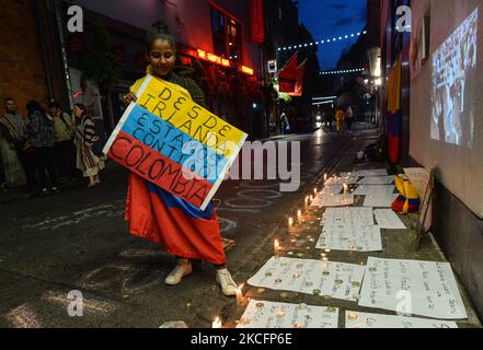 Un membro della Diaspora colombiana a Dublino ha un cartello con la scritta "From Ireland We are with You Colombia" durante la veglia a lume di candela per la Colombia protesta tenutasi al Temple Bar a Dublino. Domenica 6 giugno 2021 a Dublino, Irlanda. (Foto di Artur Widak/NurPhoto) Foto Stock