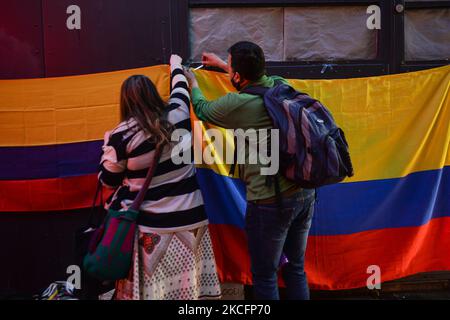 Membri della Diaspora colombiana a Dublino durante la veglia a lume di candela per la Colombia protesta tenutasi al Temple Bar a Dublino. Domenica 6 giugno 2021 a Dublino, Irlanda. (Foto di Artur Widak/NurPhoto) Foto Stock