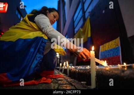 Un membro della Diaspora colombiana a Dublino accende una candela durante la veglia a lume di candela per la Colombia protesta tenutasi al Temple Bar a Dublino. Domenica 6 giugno 2021 a Dublino, Irlanda. (Foto di Artur Widak/NurPhoto) Foto Stock