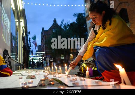 Un membro della Diaspora colombiana a Dublino accende una candela durante la veglia a lume di candela per la Colombia protesta tenutasi al Temple Bar a Dublino. Domenica 6 giugno 2021 a Dublino, Irlanda. (Foto di Artur Widak/NurPhoto) Foto Stock