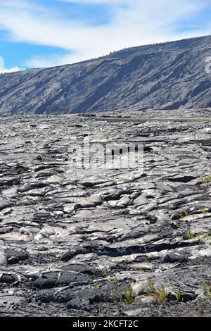 I pittoreschi crateri fumanti e i flussi di lava intorno al punto panoramico di Mauna Ulu, il Parco Nazionale dei Vulcani Hawaiani a Big Island HI Foto Stock