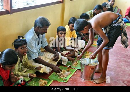 I devoti indù tamil mangiano un tradizionale pranzo vegetariano servito su una foglia di banana seguendo le preghiere durante il 108 abhishekam pooja onorando Lord Vinayagar (Lord Ganesh) al tempio di Arasadi Vinayagar (Arasadi Sithi Vinayagar Kovil) a Jaffna, Sri Lanka. (Foto di Creative Touch Imaging Ltd./NurPhoto) Foto Stock