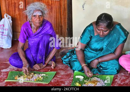 I devoti indù tamil mangiano un tradizionale pranzo vegetariano servito su una foglia di banana seguendo le preghiere durante il 108 abhishekam pooja onorando Lord Vinayagar (Lord Ganesh) al tempio di Arasadi Vinayagar (Arasadi Sithi Vinayagar Kovil) a Jaffna, Sri Lanka. (Foto di Creative Touch Imaging Ltd./NurPhoto) Foto Stock