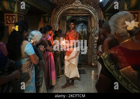 I devoti indù del Tamil ricevono benedizioni durante il 108 abhisekam pooja in onore di Lord Vinayagar (Lord Ganesh) al tempio di Arasadi Vinayagar (Arasadi Sithi Vinayagar Kovil) a Jaffna, Sri Lanka. (Foto di Creative Touch Imaging Ltd./NurPhoto) Foto Stock