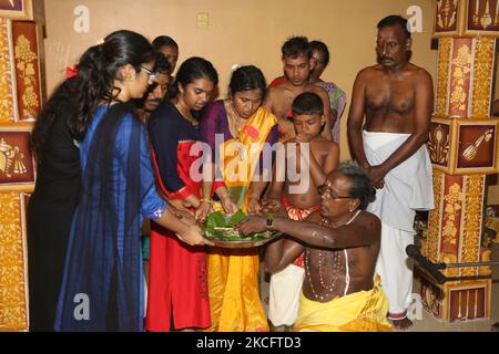 Il prete indù Tamil compie preghiere speciali onorando gli sponsor del 108 Abhishekam Vinayagar Pooja presso il Tempio di Arasadi Vinayagar (Arasadi Sithi Vinayagar Kovil) a Jaffna, Sri Lanka. (Foto di Creative Touch Imaging Ltd./NurPhoto) Foto Stock