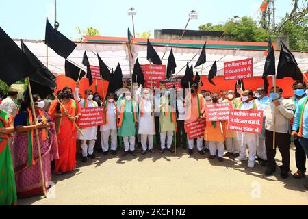 Bhartiya Janta leader senior del Partito e lavoratori tenere bandiere nere come fase di una protesta contro il governo di stato sulla sospensione di Jaipur Greater Municipal Corporation sindaco BJP's Somya Gurjar e tre consiglieri, a Jaipur, Rajasthan, India il 8 giugno 2021. (Foto di Vishal Bhatnagar/NurPhoto) Foto Stock