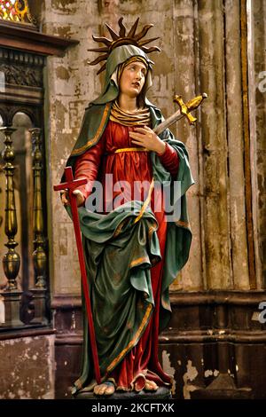 Statua religiosa nella Chiesa di nostra Signora nella città di Bruges in Belgio, Europa. La Chiesa di nostra Signora di Bruges è una chiesa medievale risalente principalmente al XIII, XIV e XV (Foto di Creative Touch Imaging Ltd./NurPhoto) Foto Stock