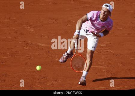 Diego Schwartzman argentina restituisce la palla al Rafael Nadal spagnolo durante la partita di tennis maschile del quarto trimestre finale il giorno 11 del torneo di tennis francese Roland Garros 2021 Open che si terrà a Parigi il 9 giugno 2021. (Foto di Mehdi Taamallah/NurPhoto) Foto Stock