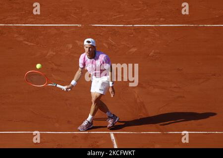 Diego Schwartzman argentina restituisce la palla al Rafael Nadal spagnolo durante la partita di tennis maschile del quarto trimestre finale il giorno 11 del torneo di tennis francese Roland Garros 2021 Open che si terrà a Parigi il 9 giugno 2021. (Foto di Mehdi Taamallah/NurPhoto) Foto Stock