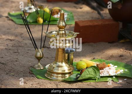 Lampade e offerte viste come donne indù finiscono i preparativi finali prima di cucinare il pongala lungo la strada la mattina dell'ultimo giorno del 10 ° giorno Attukal Pongala Mahotsavam Festival nella città di Thiruvananthapuram (Trivandrum), Kerala, India, il 19 febbraio 2019. L'Attukal Pongala Mahotsavam Festival è celebrato da milioni di donne indù ogni anno. Durante questo festival le donne preparano Pongala (riso cotto con gaggery, ghee, cocco e altri ingredienti) all'aperto in piccole pentole per soddisfare la dea Kannaki. Pongala (che significa letteralmente bollire) è un rituale Foto Stock