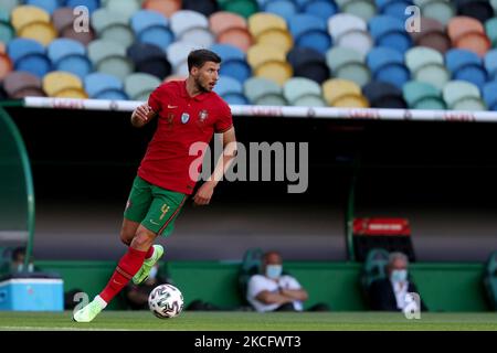 Ruben Dias del Portogallo in azione durante la partita internazionale di calcio amichevole tra Portogallo e Israele, allo stadio Jose Alvalade di Lisbona, Portogallo, il 9 giugno 2021, in vista del Campionato europeo UEFA EURO 2020. (Foto di Pedro FiÃºza/NurPhoto) Foto Stock