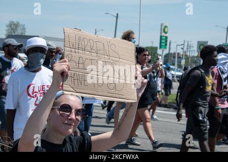 Una coalizione di oltre 100 attivisti provenienti da organizzazioni diverse come Michigan Liberation, Detroit respirerà, moratoria ora, il giovane partito Panther Nero, noi il popolo libero, E altri marciarono lungo 8 Mile Road per protestare contro la brutalità della polizia e il profilo razziale che si verifica attraverso la linea di divisione di 8 miglia tra Detroit City propriamente e i sobborghi Metro Detroit il 5 giugno 2021. (Foto di Adam J. Dewey/NurPhoto) Foto Stock