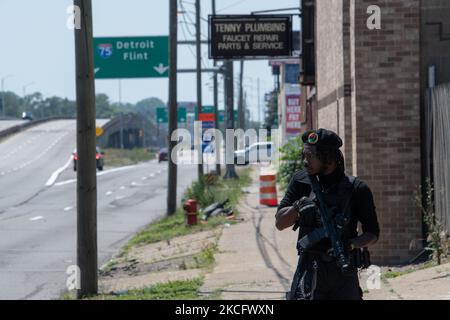 Un membro del Young Black Panther Party fornisce dettagli di sicurezza per il 5th giugno 2021 Stop Racial Profiling march lungo 8 Mile Road a Detroit, MI. (Foto di Adam J. Dewey/NurPhoto) Foto Stock