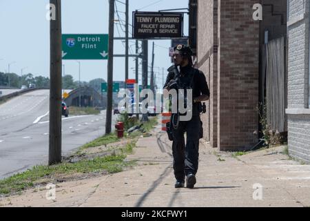 Un membro del Young Black Panther Party fornisce dettagli di sicurezza per il 5th giugno 2021 Stop Racial Profiling march lungo 8 Mile Road a Detroit, MI. (Foto di Adam J. Dewey/NurPhoto) Foto Stock