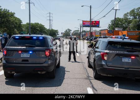 Una coalizione di oltre 100 attivisti provenienti da organizzazioni diverse come Michigan Liberation, Detroit respirerà, moratoria ora, il giovane partito Panther Nero, noi il popolo libero, E altri marciarono lungo 8 Mile Road per protestare contro la brutalità della polizia e il profilo razziale che si verifica attraverso la linea di divisione di 8 miglia tra Detroit City propriamente e i sobborghi Metro Detroit il 5 giugno 2021. (Foto di Adam J. Dewey/NurPhoto) Foto Stock