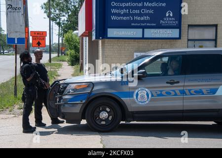 Un membro del Young Black Panther Party fornisce dettagli di sicurezza per il 5th giugno 2021 Stop Racial Profiling march lungo 8 Mile Road a Detroit, MI. (Foto di Adam J. Dewey/NurPhoto) Foto Stock