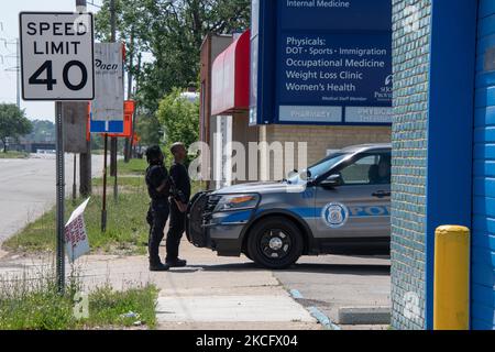 Un membro del Young Black Panther Party fornisce dettagli di sicurezza per il 5th giugno 2021 Stop Racial Profiling march lungo 8 Mile Road a Detroit, MI. (Foto di Adam J. Dewey/NurPhoto) Foto Stock