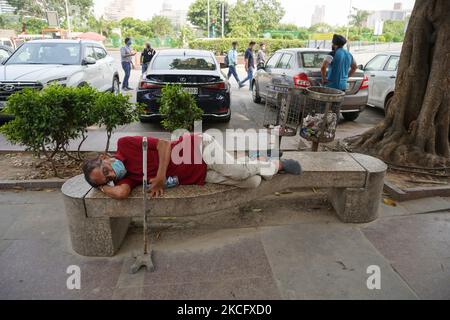 Un uomo anziano che indossa una maschera facciale dorme su una panchina nel pomeriggio, in mezzo alla diffusione del coronavirus (COVID-19), a Nuova Delhi, India il 10 giugno 2021. L'India ha segnalato 94.052 nuovi casi quotidiani di Covid-19 nelle ultime 24 ore. Con 6.148 morti, il numero di morti del virus in India è di 3,59,676. (Foto di Mayank Makhija/NurPhoto) Foto Stock