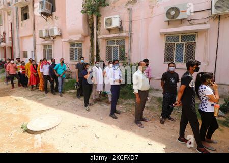 I beneficiari sono in coda in attesa di ricevere la dose di vaccino Covid-19 all'HB Kawatia Hospital di Jaipur, Rajasthan, India, il 10,2021 giugno. (Foto di Vishal Bhatnagar/NurPhoto) Foto Stock