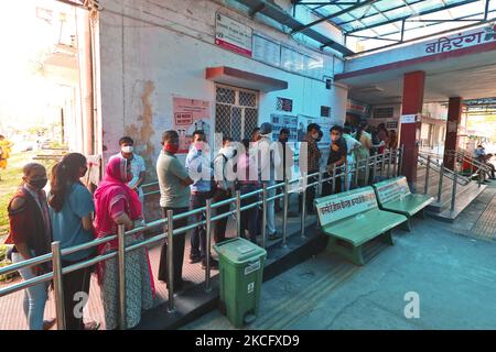 I beneficiari sono in coda in attesa di ricevere la dose di vaccino Covid-19 all'HB Kawatia Hospital di Jaipur, Rajasthan, India, il 10,2021 giugno. (Foto di Vishal Bhatnagar/NurPhoto) Foto Stock