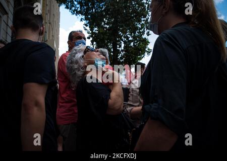 Un pensionato che partecipa alla manifestazione contro le riforme del lavoro ad Atene, in Grecia, il 10 giugno 2021. Migliaia di manifestanti sono scesi nelle strade di Atene durante lo sciopero che è stato chiamato contro il nuovo disegno di legge del governo che amonst altre riforme introduce un programma di 10 ore di giorno di lavoro, senza reddito supplementare.(Foto di Maria Chourdari/NurPhoto) Foto Stock