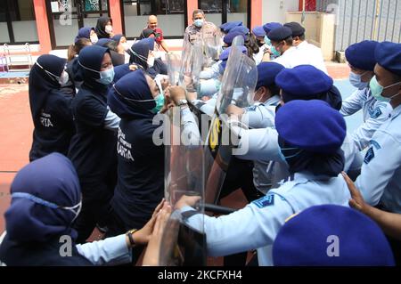 Un certo numero di guardie carcerarie femminili conducono l'addestramento sulla simulazione e sul controllo delle sommosse nella prigione delle donne di classe IIA (penitenziario) Pondok Bambu, Jakarta orientale, Indonesia, il 10 giugno 2021. L'esercizio si colloca nel contesto di una maggiore vigilanza e sicurezza nelle carceri quando si controllano rivolte o rivolte che si verificano, perché la vita dei detenuti è molto vulnerabile alla confusione nelle carceri. (Foto di Dasril Roszandi/NurPhoto) Foto Stock