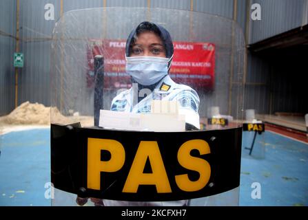 Un certo numero di guardie carcerarie femminili conducono l'addestramento sulla simulazione e sul controllo delle sommosse nella prigione delle donne di classe IIA (penitenziario) Pondok Bambu, Jakarta orientale, Indonesia, il 10 giugno 2021. L'esercizio si colloca nel contesto di una maggiore vigilanza e sicurezza nelle carceri quando si controllano rivolte o rivolte che si verificano, perché la vita dei detenuti è molto vulnerabile alla confusione nelle carceri. (Foto di Dasril Roszandi/NurPhoto) Foto Stock