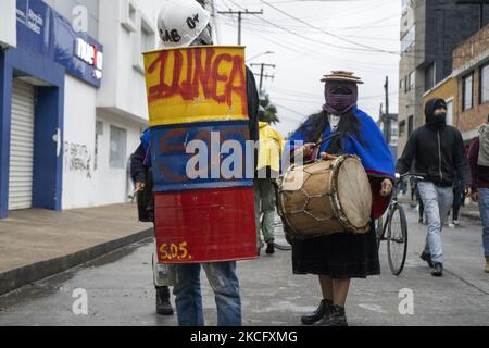 La protesta indigena di Misak il 09 giugno 2021 a Bogotà, Colombia. Un altro giorno di proteste a Bogotà Colombia, oggi in compagnia degli indigeni Misak che fingettero di abbattere la statua di ''Isabel il cattolico'' e Cristobal Colon conquistatore d'America. (Foto di David Rodriguez/NurPhoto) Foto Stock