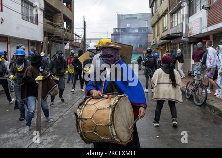 La protesta indigena di Misak il 09 giugno 2021 a Bogotà, Colombia. Un altro giorno di proteste a Bogotà Colombia, oggi in compagnia degli indigeni Misak che fingettero di abbattere la statua di ''Isabel il cattolico'' e Cristobal Colon conquistatore d'America. (Foto di David Rodriguez/NurPhoto) Foto Stock