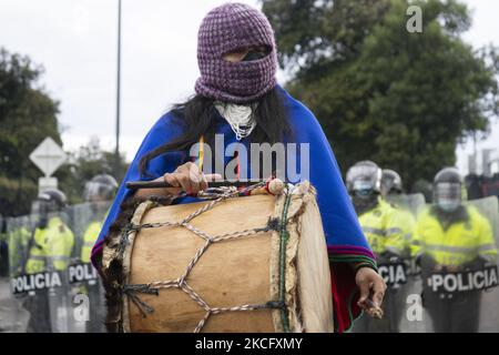 La protesta indigena di Misak il 09 giugno 2021 a Bogotà, Colombia. Un altro giorno di proteste a Bogotà Colombia, oggi in compagnia degli indigeni Misak che fingettero di abbattere la statua di ''Isabel il cattolico'' e Cristobal Colon conquistatore d'America. (Foto di David Rodriguez/NurPhoto) Foto Stock