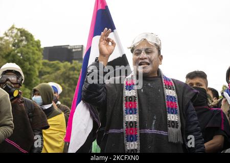 La protesta indigena di Misak il 09 giugno 2021 a Bogotà, Colombia. Un altro giorno di proteste a Bogotà Colombia, oggi in compagnia degli indigeni Misak che fingettero di abbattere la statua di ''Isabel il cattolico'' e Cristobal Colon conquistatore d'America. (Foto di David Rodriguez/NurPhoto) Foto Stock