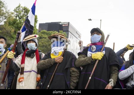 La protesta indigena di Misak il 09 giugno 2021 a Bogotà, Colombia. Un altro giorno di proteste a Bogotà Colombia, oggi in compagnia degli indigeni Misak che fingettero di abbattere la statua di ''Isabel il cattolico'' e Cristobal Colon conquistatore d'America. (Foto di David Rodriguez/NurPhoto) Foto Stock