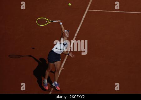 Barbora Krejcikova della Repubblica Ceca gioca contro Maria Sakkari in Grecia durante la partita di tennis semifinale femminile il giorno 12 del torneo di tennis francese Roland Garros 2021 Open a Parigi, in Francia, il 10 giugno 2021. (Foto di Mehdi Taamallah/NurPhoto) Foto Stock