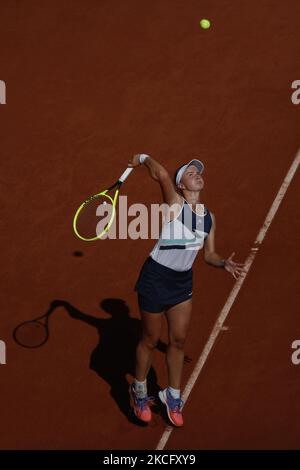 Barbora Krejcikova della Repubblica Ceca gioca contro Maria Sakkari in Grecia durante la partita di tennis semifinale femminile il giorno 12 del torneo di tennis francese Roland Garros 2021 Open a Parigi, in Francia, il 10 giugno 2021. (Foto di Mehdi Taamallah/NurPhoto) Foto Stock